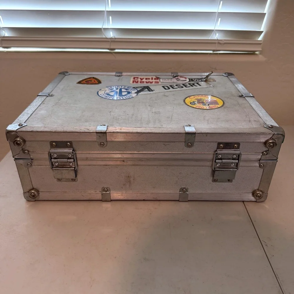 Vintage Aluminum Hard Shell Equipment Case 17.5 x 13 x 6 Camera Equipment Case